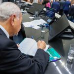 Darci Piana prestigia lançamento de livro que conta a história da política paranaense