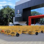 Coletores de materiais recicláveis recebem doação de carrinhos