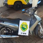 PM recupera motocicleta abandonada e apreende veículo irregular no Sudoeste