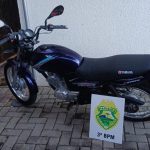 Motocicleta furtada é recuperada em oficina mecânica de Pato Branco
